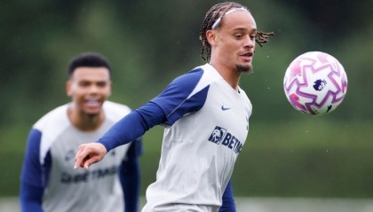 英媒谈西蒙斯首训：自信指挥、技术精湛，已展现机会创造者的才能